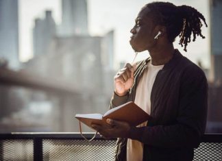 12 autori negri contemporani de sarbatorit