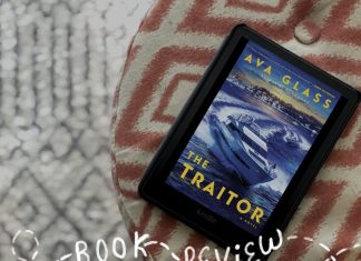 Recenzie: The Traitor de Ava Glass