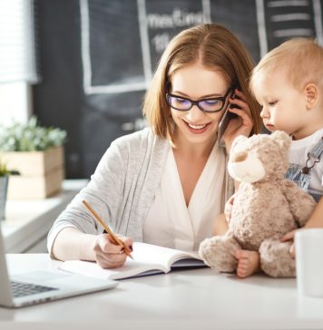 10 carti inspirationale pentru mamele care lucreaza de acasa